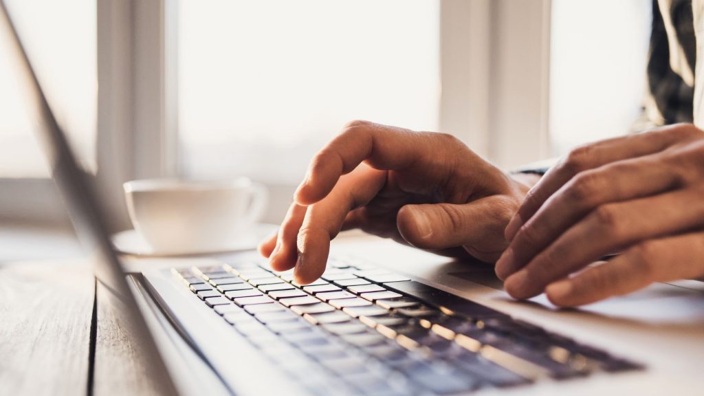 personne qui est sur un clavier